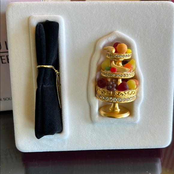 Estee Lauder Gold and Red Festive Compact Set - Picture 2 of 14